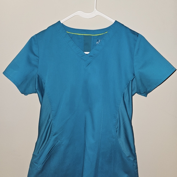3 Pocket Teal Scrub Top - Picture 1 of 4